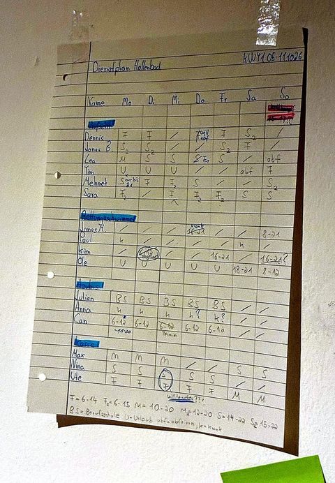 Foto eines handgeschriebenen Dienstplans voller Korrekturen